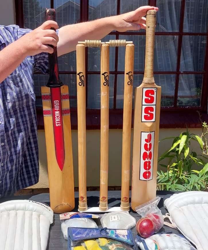 Equipment & Sets VINTAGE 1980S CRICKET SET WITH 2 FAMOUS CRICKET BATS AN STUART SURRIDGE SS